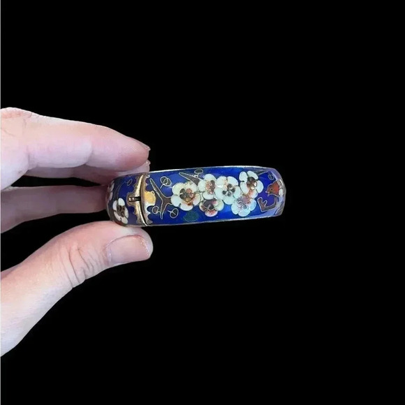 Blue Enamel Floral Vintage Bangle with Hinge Opening - Picture 4 of 10